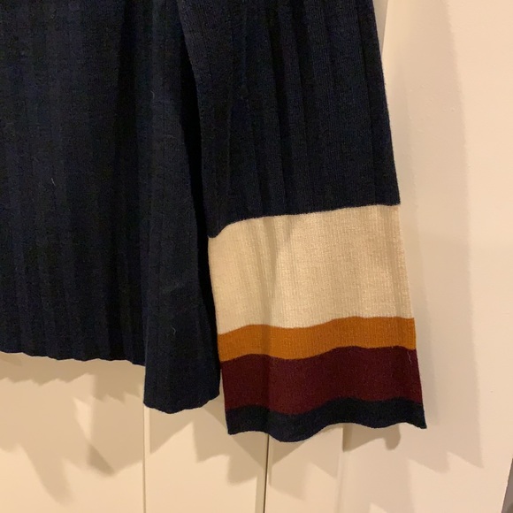 Navy pleated sweater with striped sleeves - Picture 3 of 5